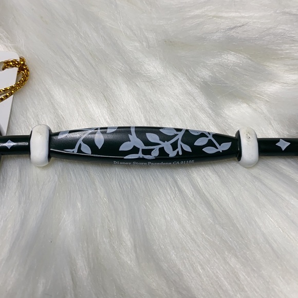 New Disney Store Opening Key Green Ivy Vine Evergreen Plastic Key Rare - Picture 7 of 7